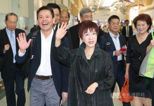 前國民黨主席洪秀柱(前右)12日赴大陸訪問。(圖:臺灣“中央社”/記者邱俊欽 攝)