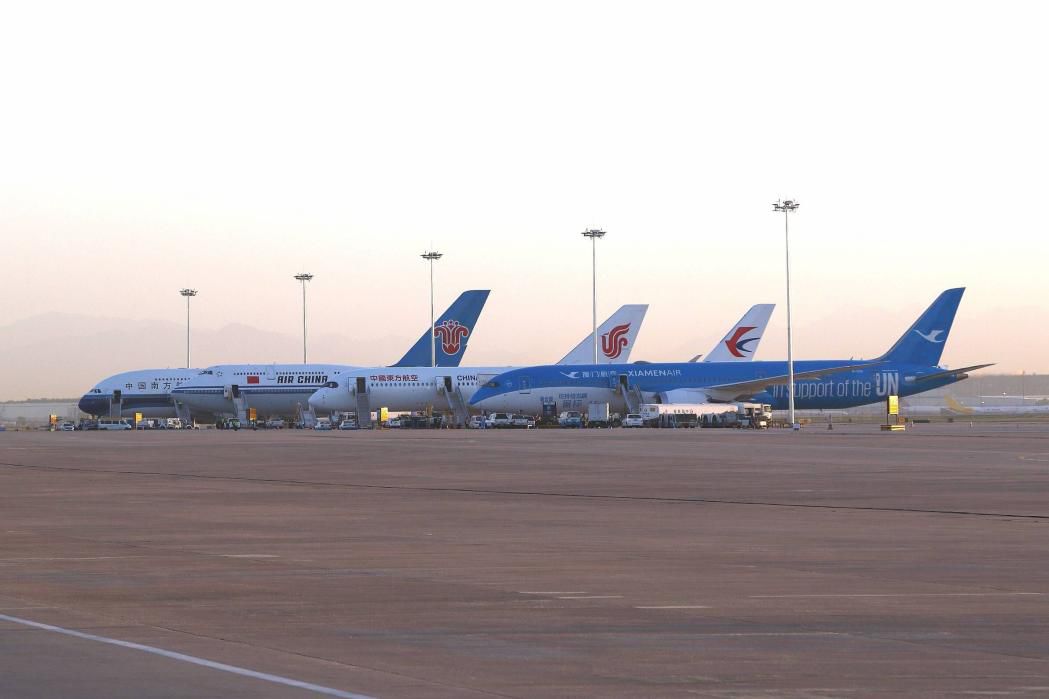 点击查看大图 从右至左分别为:厦航787-900、东航A350-900、国航747-800、南航A380