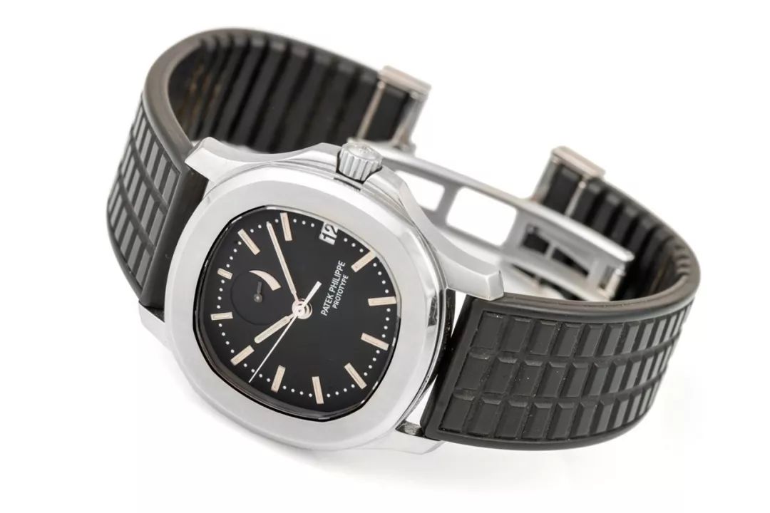 首款折叠屏电脑公布，罗素兄弟下一作或是神奇四侠｜直男Daily