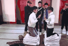 #每日有趣GIF图#感受到了2哈莫名的杀气