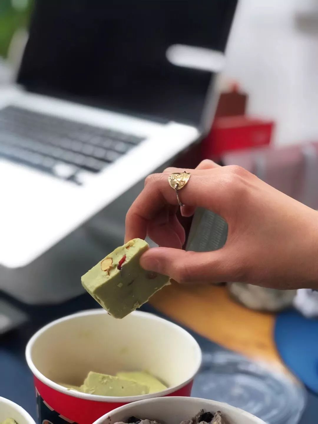 秒杀丨郑州炒酸奶制霸王者？卖出100万份的黑暗料理？一家街头小店凭啥在郑州大火五年！