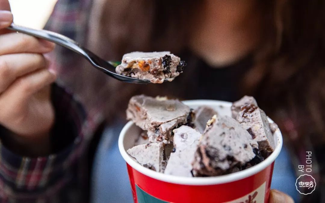 秒杀丨郑州炒酸奶制霸王者？卖出100万份的黑暗料理？一家街头小店凭啥在郑州大火五年！