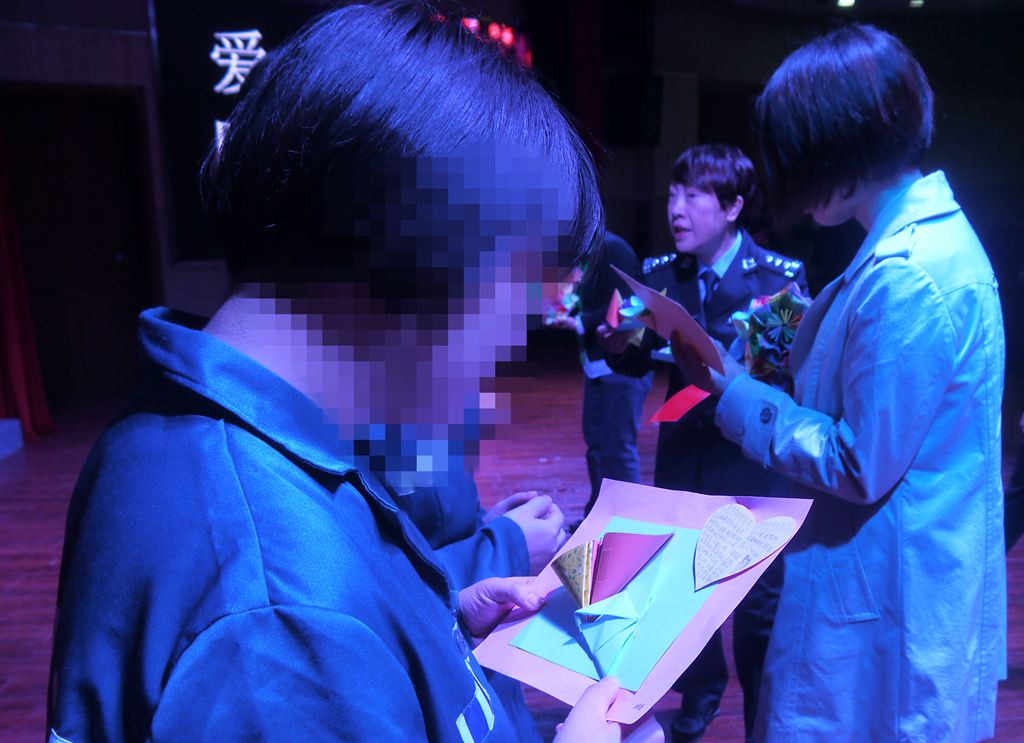 今天上海女子监狱，千余名女性服刑人员让一场特殊穿透大墙的“爱”感动的泣不成声