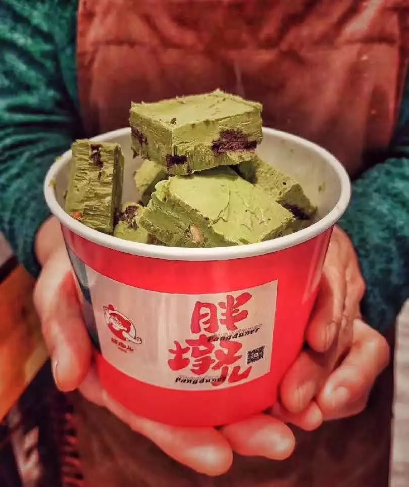 秒杀丨郑州炒酸奶制霸王者？卖出100万份的黑暗料理？一家街头小店凭啥在郑州大火五年！