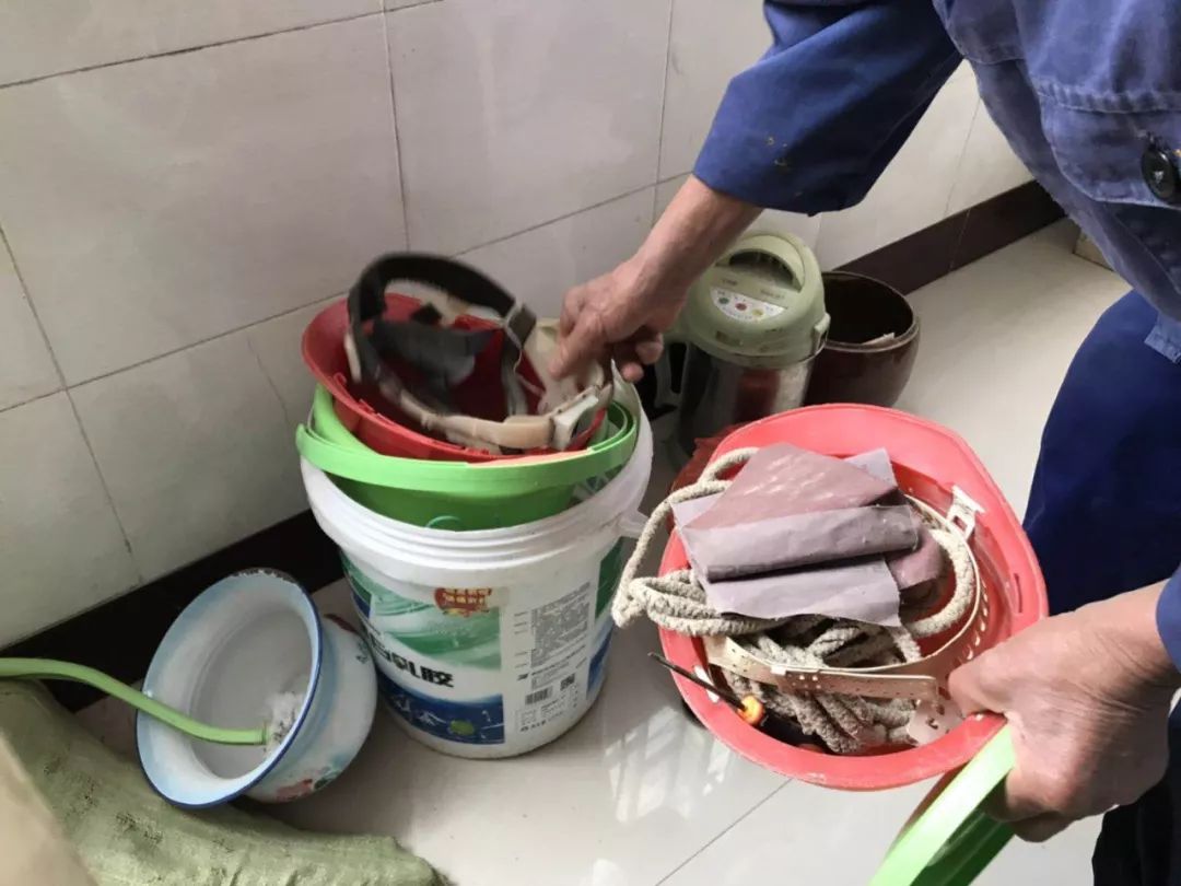 ▲王玉明的安全帽和工具,他偶尔会去工地上当小工赚钱。新京报记者 祖一飞 摄