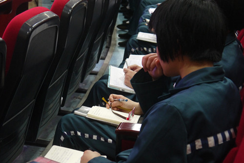 今天上海女子监狱，千余名女性服刑人员让一场特殊穿透大墙的“爱”感动的泣不成声