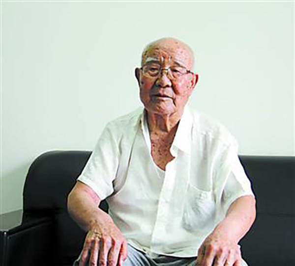 刘尚武讲述烽火战事。陈卓 摄