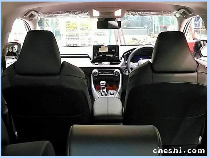 丰田全新RAV4到店实拍，换8AT配四驱，网友：提车用加价吗？