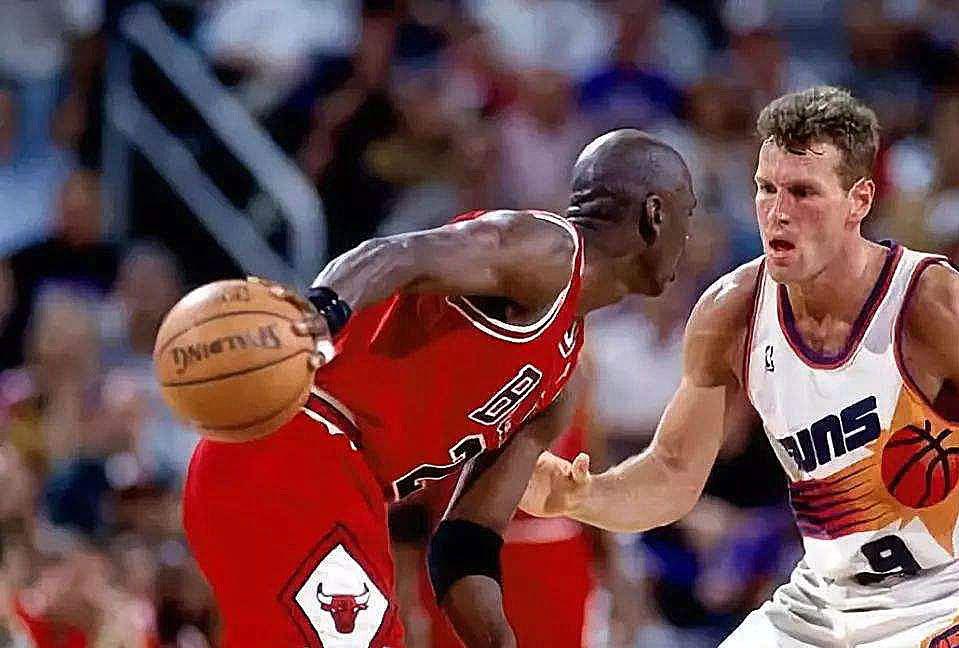 NBA单手抓球最帅的5大球星，麦迪伦纳德上榜，第一非他莫属