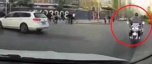 女司机拐弯被直行摩托撞，不服处罚喊冤欲申诉