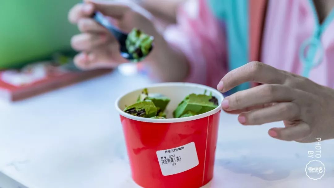 秒杀丨郑州炒酸奶制霸王者？卖出100万份的黑暗料理？一家街头小店凭啥在郑州大火五年！