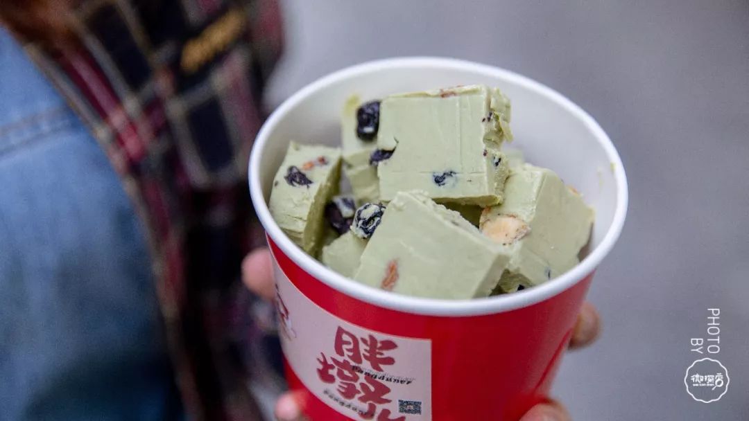 秒杀丨郑州炒酸奶制霸王者？卖出100万份的黑暗料理？一家街头小店凭啥在郑州大火五年！