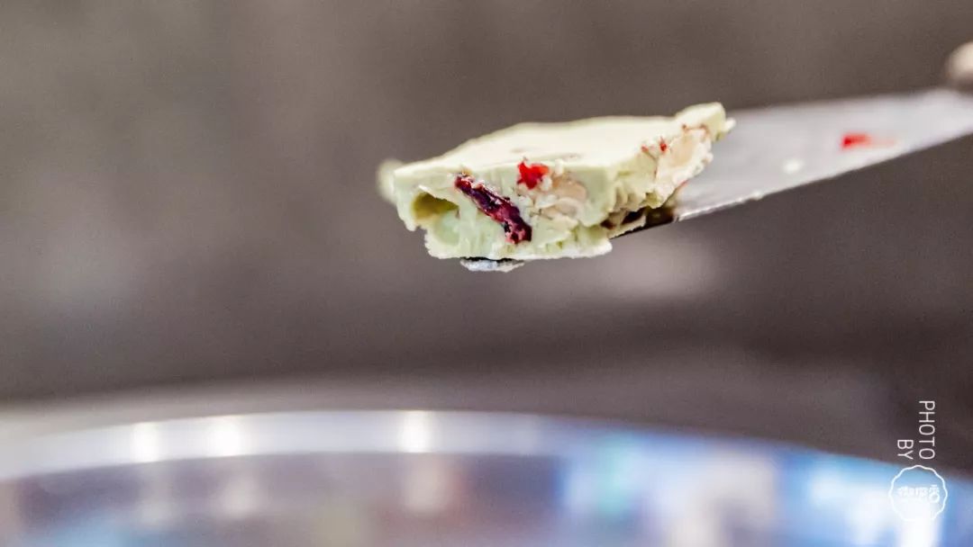 秒杀丨郑州炒酸奶制霸王者？卖出100万份的黑暗料理？一家街头小店凭啥在郑州大火五年！