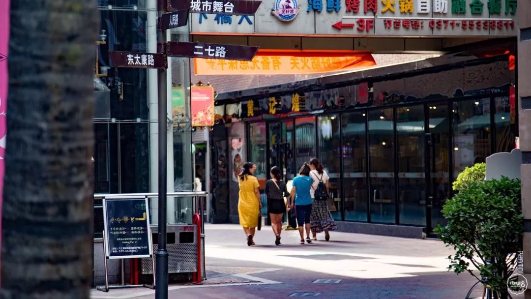 秒杀丨郑州炒酸奶制霸王者？卖出100万份的黑暗料理？一家街头小店凭啥在郑州大火五年！