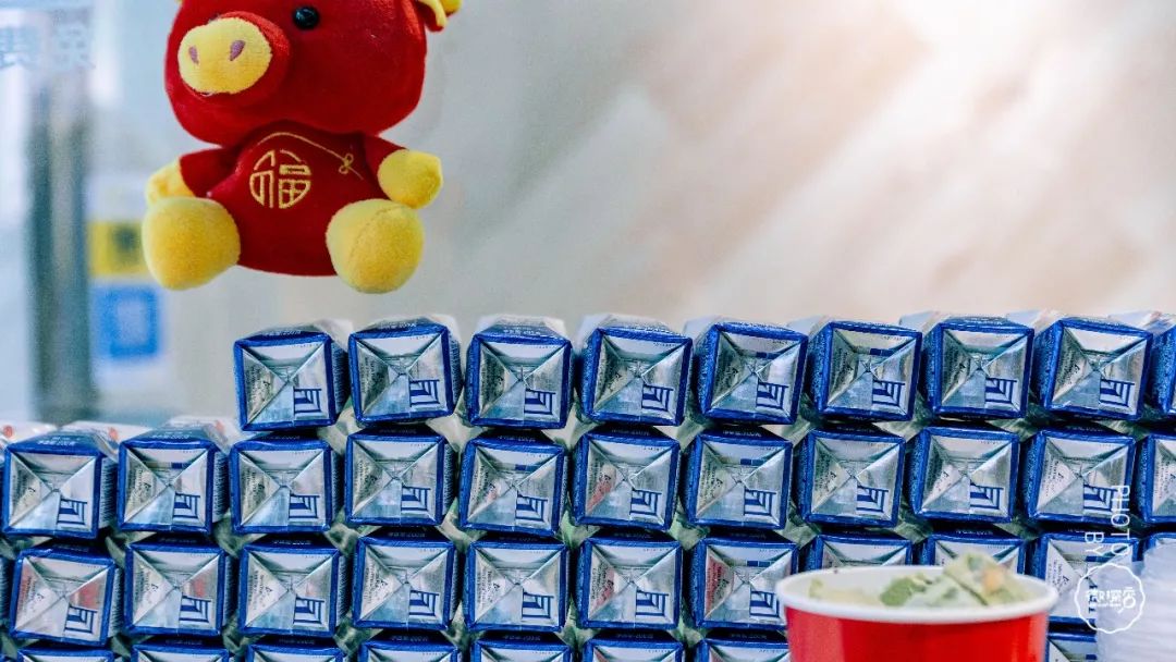 秒杀丨郑州炒酸奶制霸王者？卖出100万份的黑暗料理？一家街头小店凭啥在郑州大火五年！