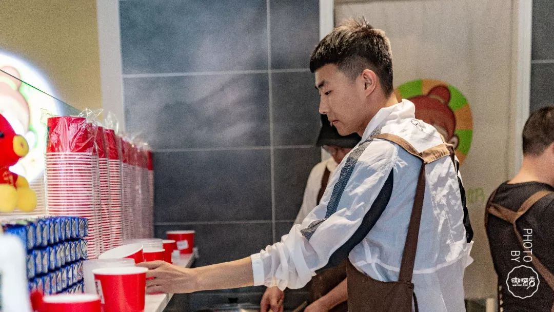 秒杀丨郑州炒酸奶制霸王者？卖出100万份的黑暗料理？一家街头小店凭啥在郑州大火五年！