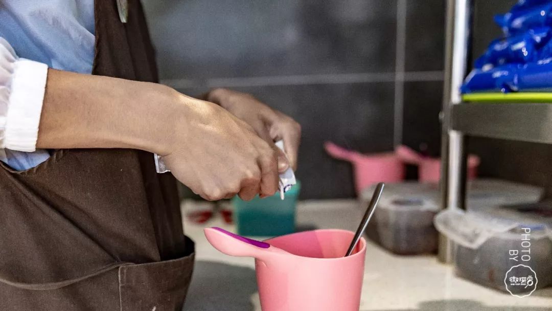 秒杀丨郑州炒酸奶制霸王者？卖出100万份的黑暗料理？一家街头小店凭啥在郑州大火五年！