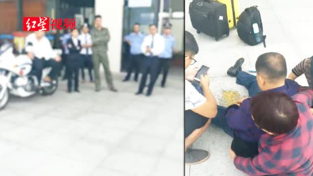 车站检票员殴打老人致死 随后蹲坐警车吸烟(图)(含视频)