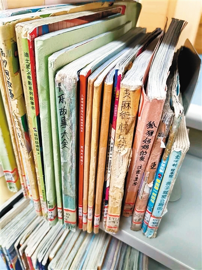 省图少年儿童馆里,陈列的图书破损情况较普遍.记者 王海鹏 摄