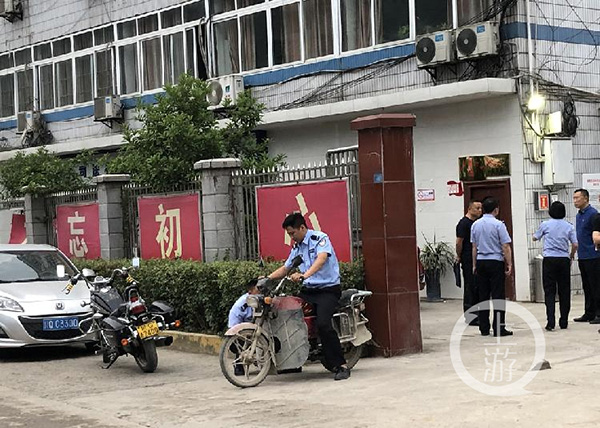 警方从乡政府骑出疑似李华作案用的摩托车。