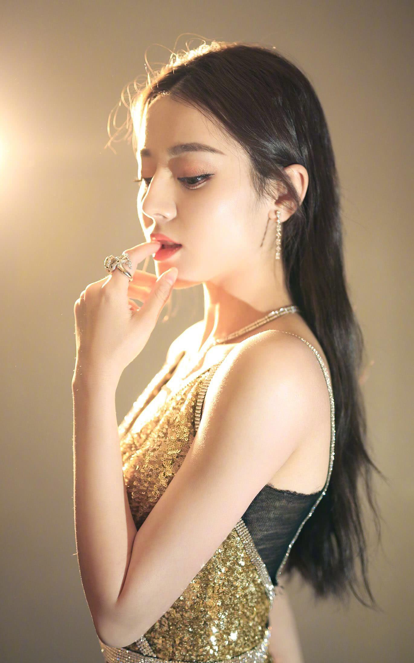 迪丽热巴·精美壁纸:完颜女神,魔鬼身材让人羡慕!