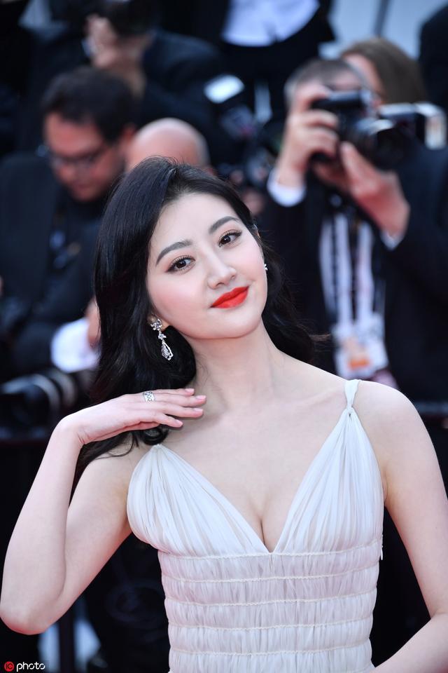 景甜戛纳红毯大提裙摆宛如美天鹅,疑似被美女保安"驱赶"好尴尬