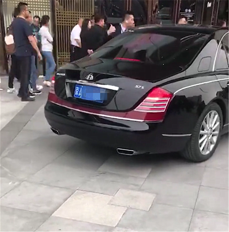 750万迈巴赫现街头,车身挂蓝牌,车主下车后,众人迎接