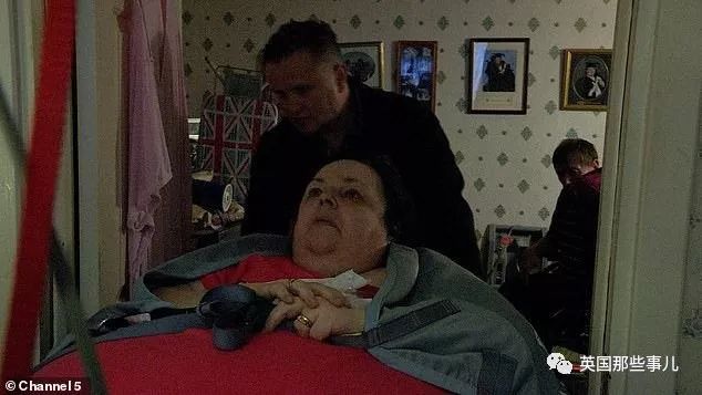 体重六七百斤，床都下不了。 他们，成了肥肉的囚徒…