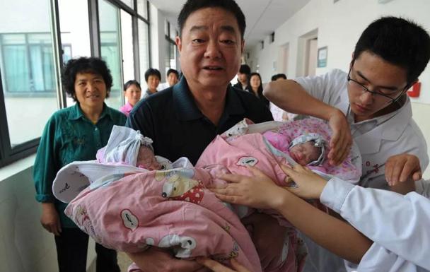 60岁奶奶搏命拼二胎!如愿生下双胞胎后,如今却后悔不如不生! 60岁奶奶搏命拼二胎!如愿生下双胞胎后,如今却后悔不如不生!