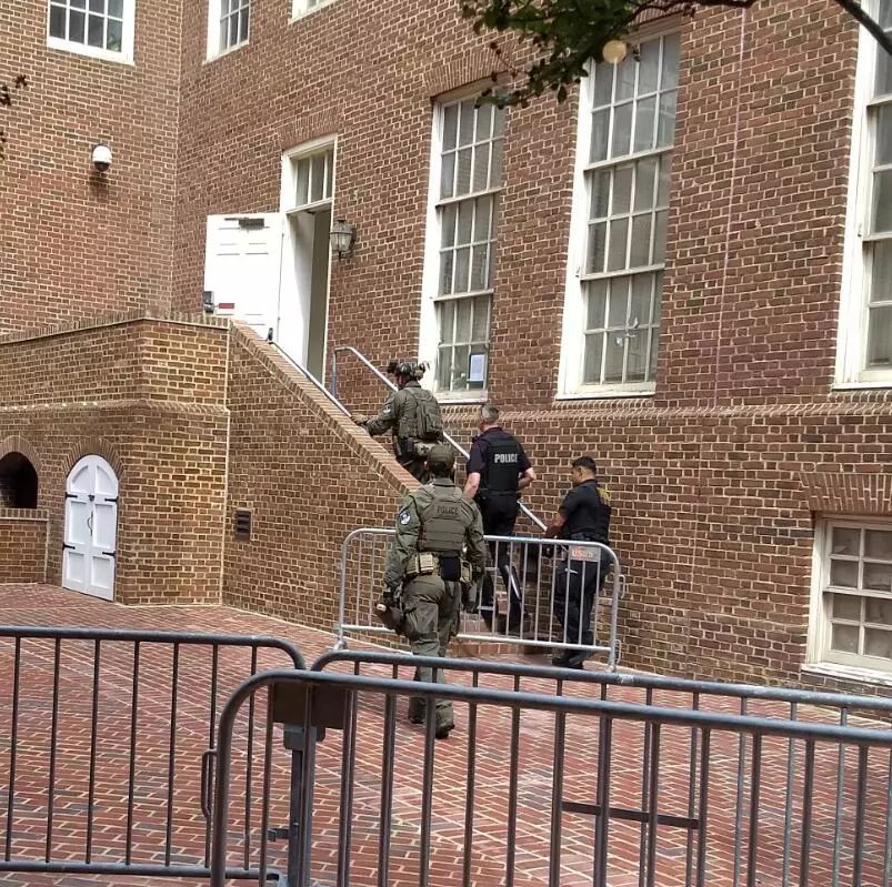 警察进入使馆大楼，图源：推特