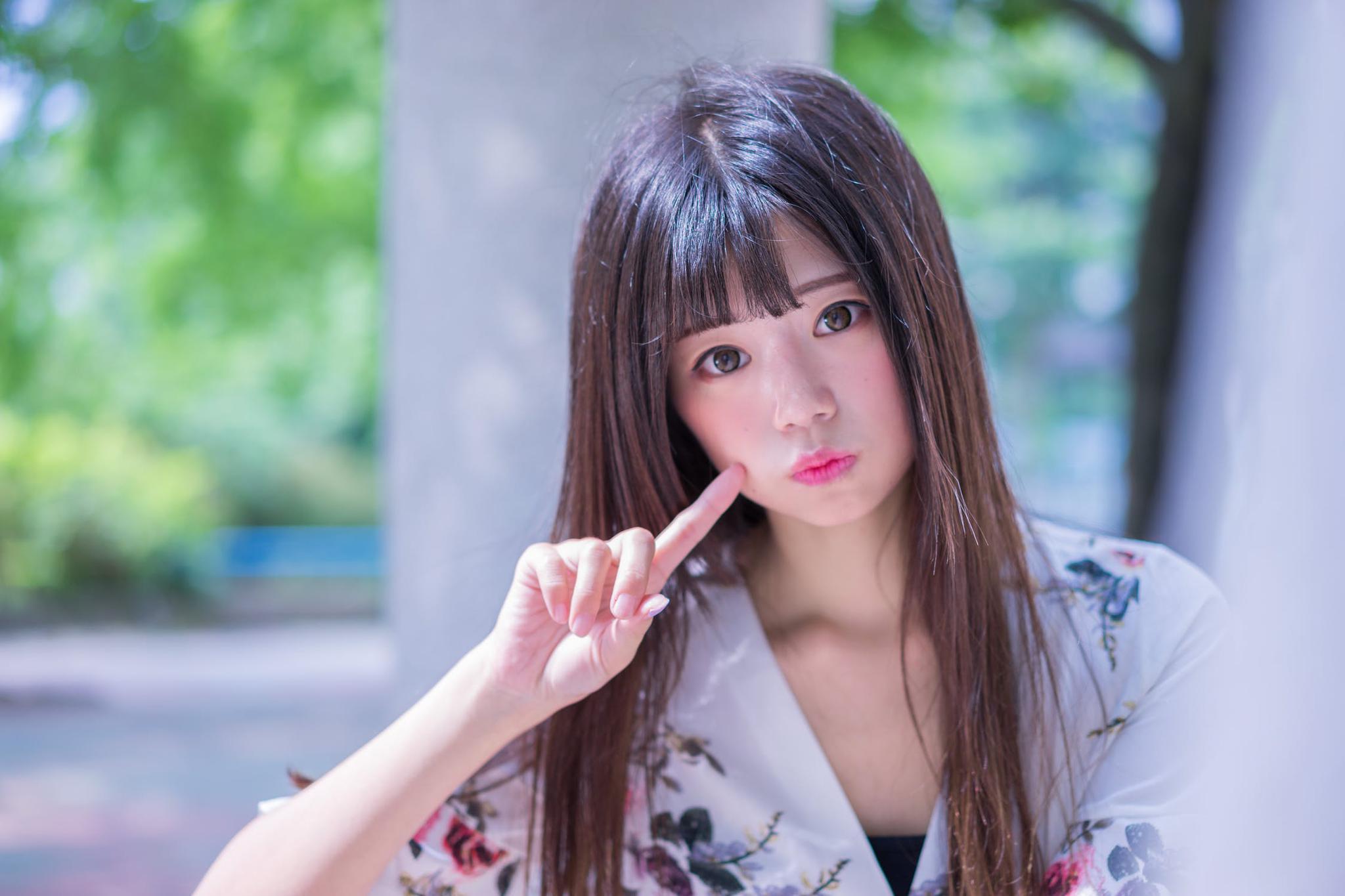 果体女人坐在石头上猜一成语_木猜一成语疯狂看图