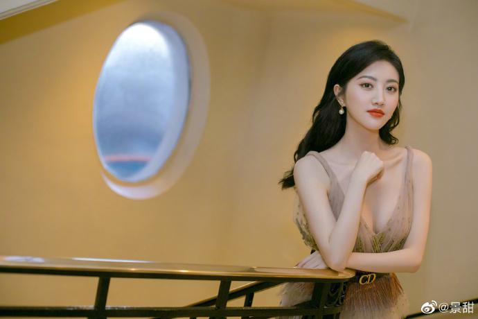 景甜戛纳行现身VOGUE晚宴 甩掉“村花美”一袭薄纱长裙典雅大方