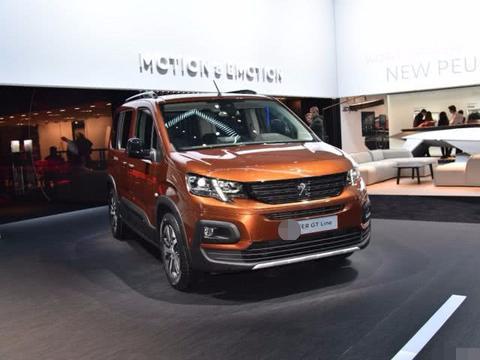 MPV领域来一王炸，颜值谁见谁夸，后排能躺四人，销量必会泛滥