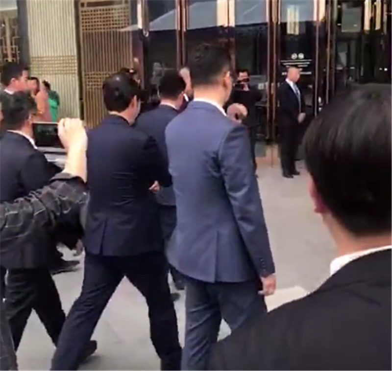 750万迈巴赫现街头,车身挂蓝牌,车主下车后,众人迎接