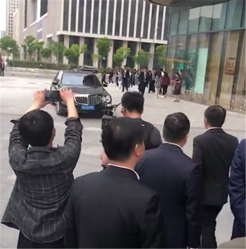 750万迈巴赫现街头,车身挂蓝牌,车主下车后,众人迎接