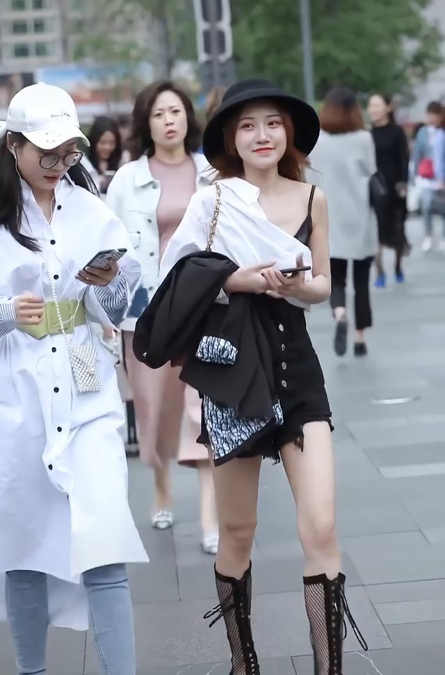 5月份白衬衫还能穿？小姐姐只“穿”1/2，解放一只手，巨潮！