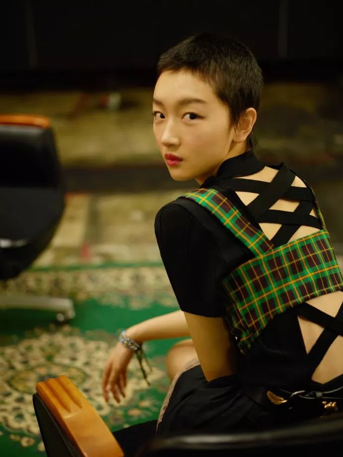 周冬雨寸头亮相、易烊千玺眼里有戏，《少年的你》满是惊喜！