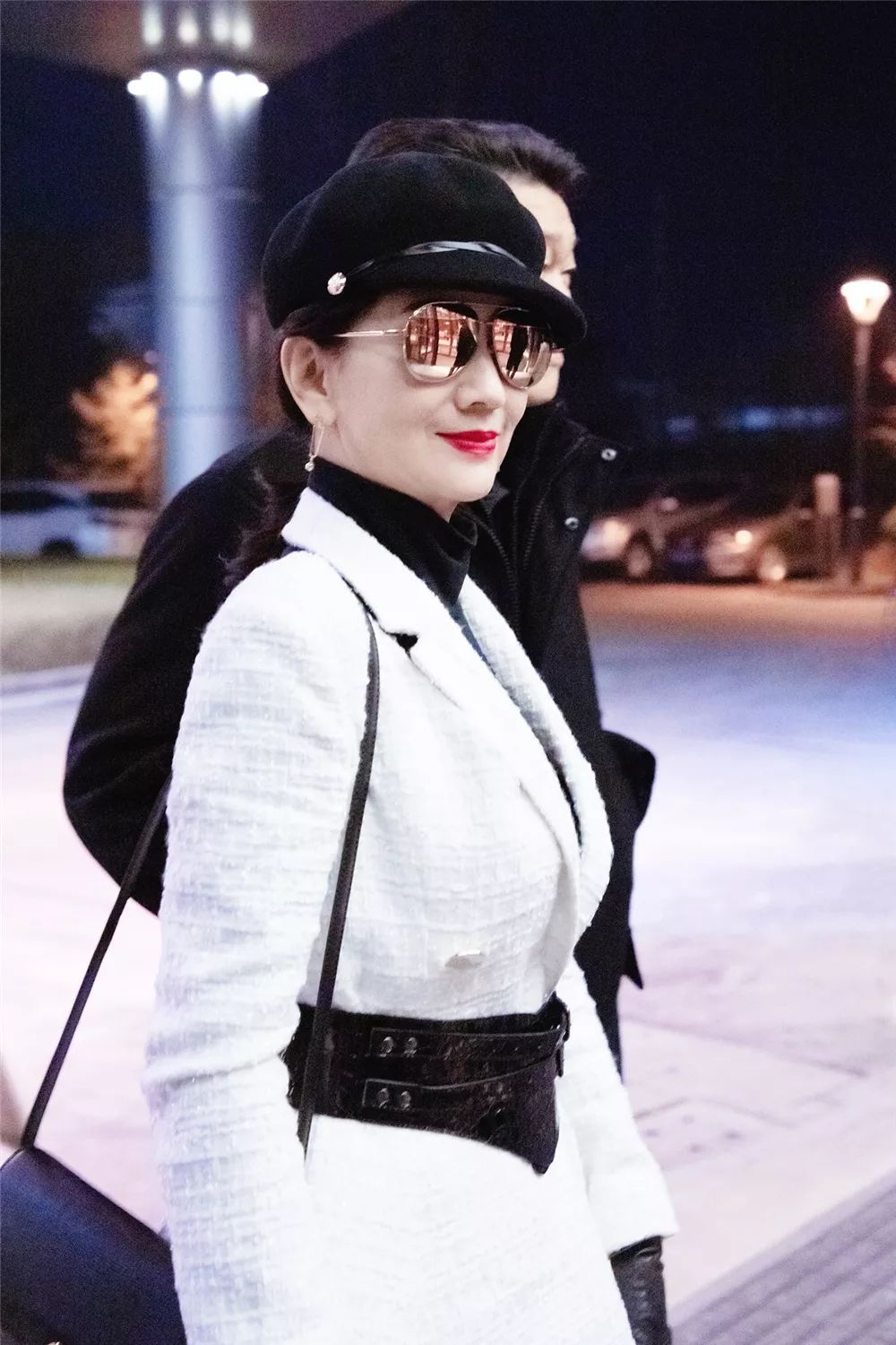 只戴墨镜算什么，赵雅芝用耳环配套更高级，65岁时髦感超过年轻人