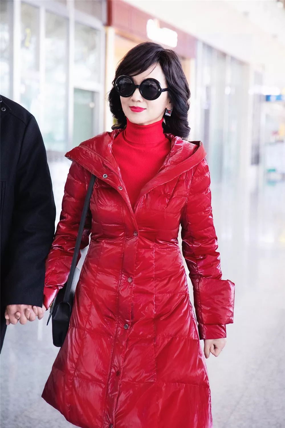 只戴墨镜算什么，赵雅芝用耳环配套更高级，65岁时髦感超过年轻人