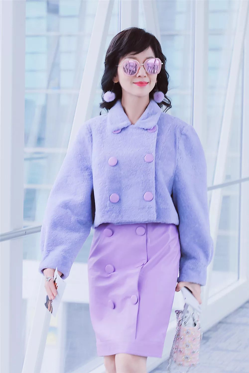 只戴墨镜算什么，赵雅芝用耳环配套更高级，65岁时髦感超过年轻人