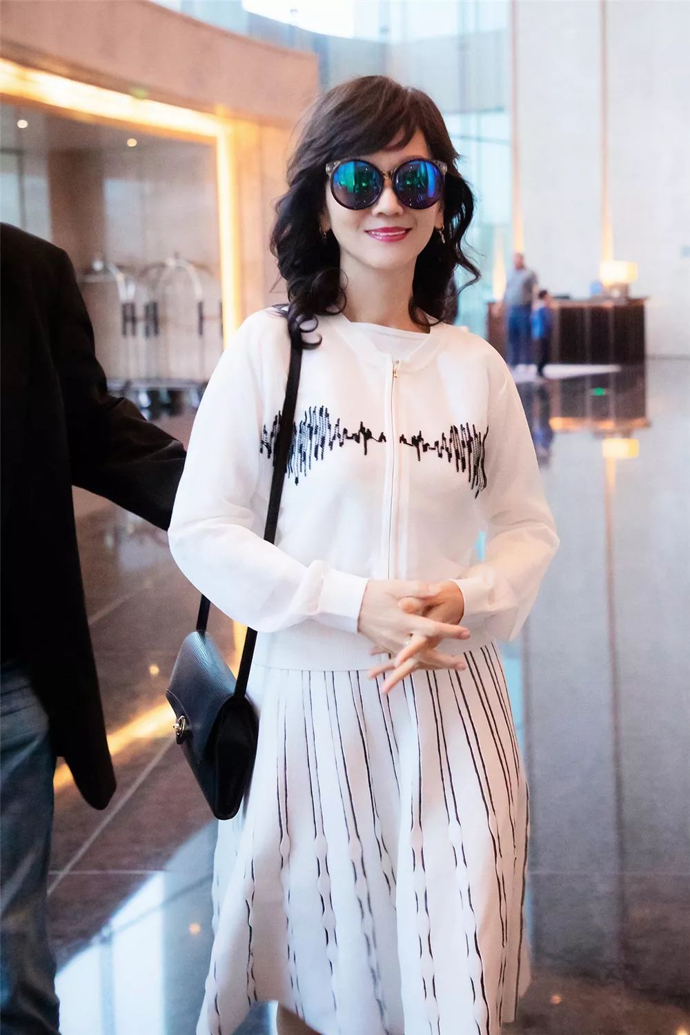 只戴墨镜算什么，赵雅芝用耳环配套更高级，65岁时髦感超过年轻人