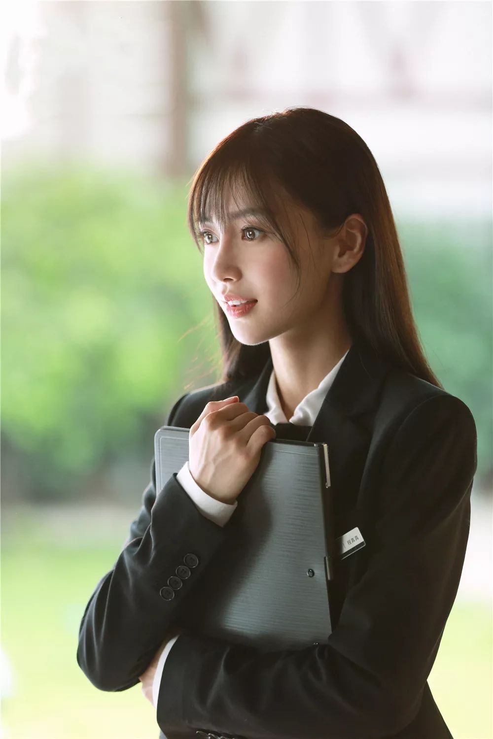 杨颖在新剧中换新发型，终于剪了齐刘海，一下子美回到了十年前