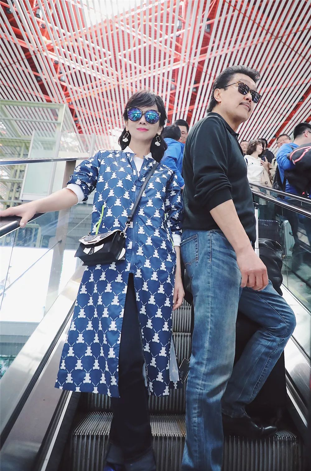 只戴墨镜算什么，赵雅芝用耳环配套更高级，65岁时髦感超过年轻人