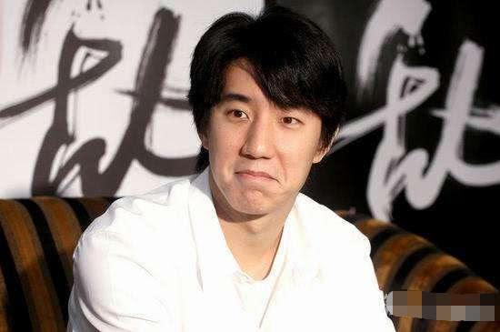 房祖名发文支持妹妹吴卓林，就差父亲成龙来表态了