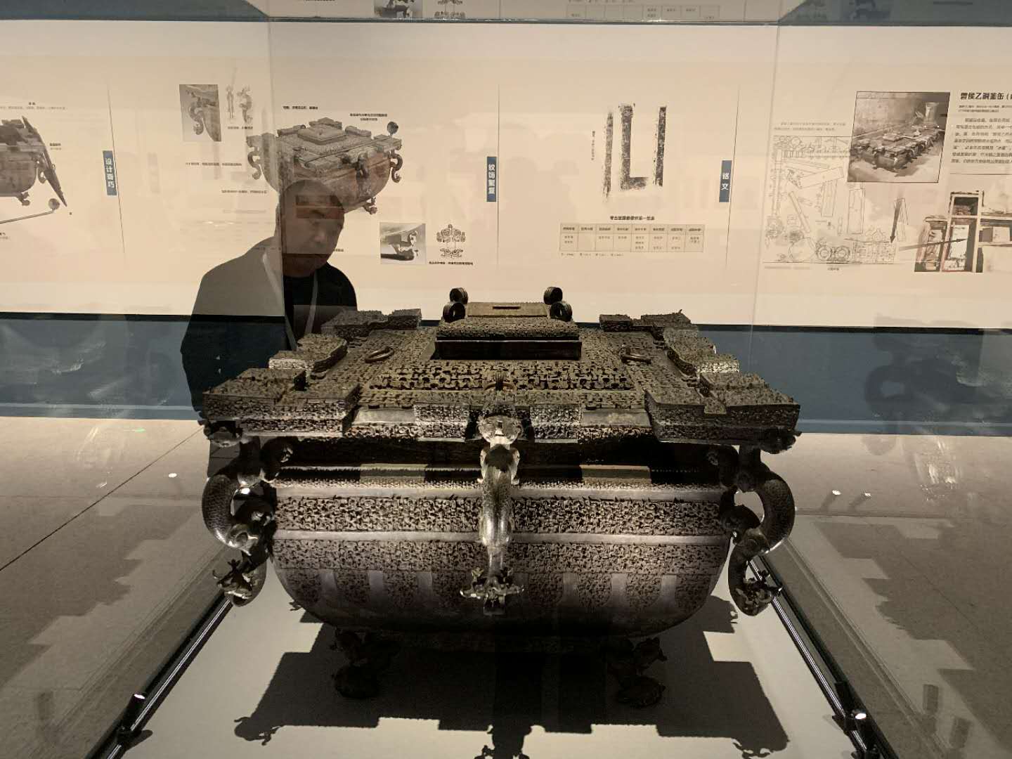 “根·魂——中华文明物语”展览展出的战国早期青铜鉴缶,1978年在湖北随州曾侯乙墓出土。图源:国家文物局