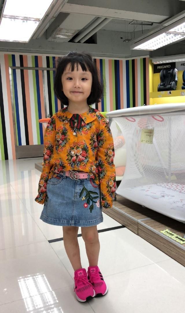 洪欣5岁女儿卷发大眼，完全get到了妈妈的美！