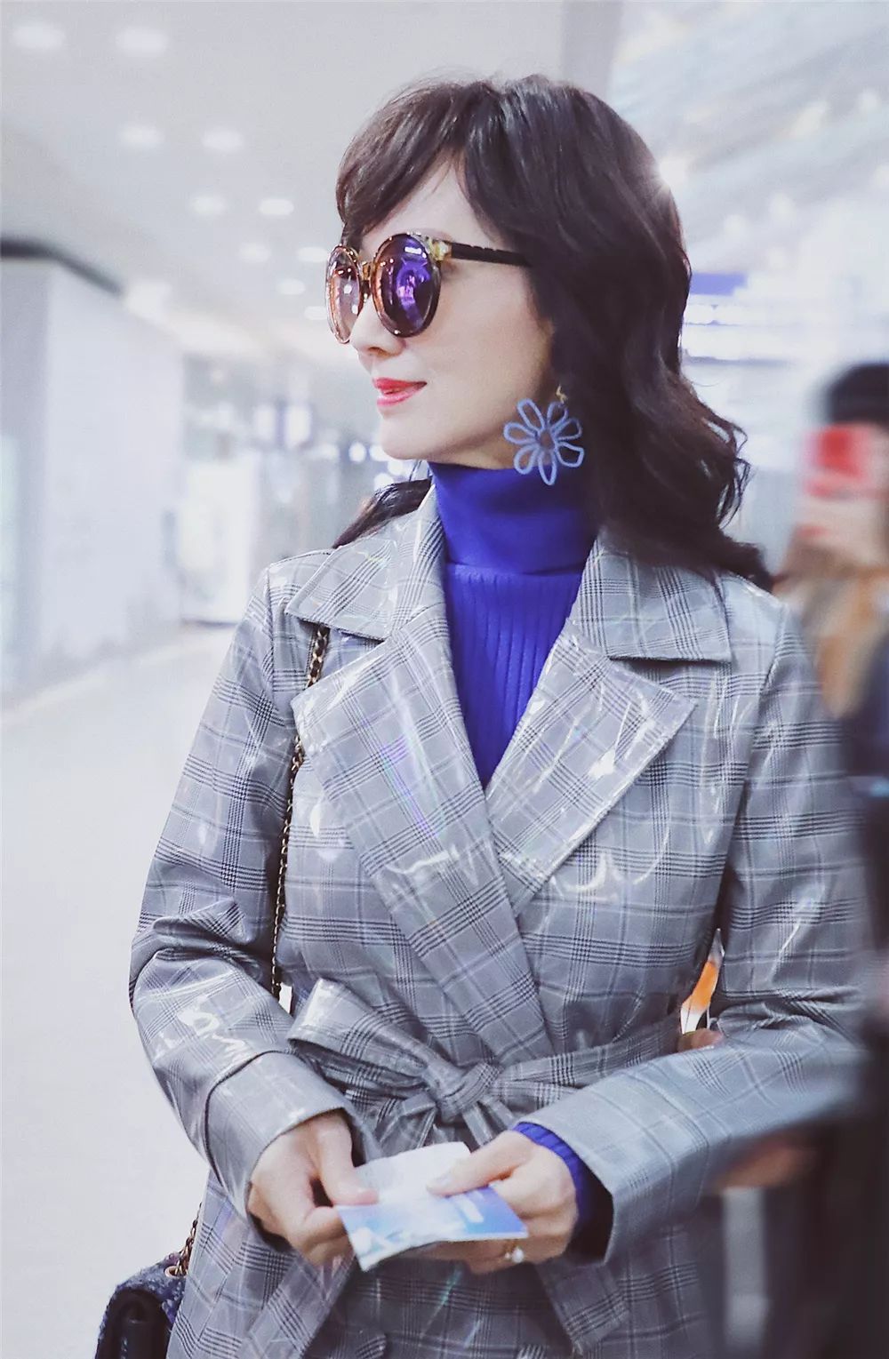 只戴墨镜算什么，赵雅芝用耳环配套更高级，65岁时髦感超过年轻人