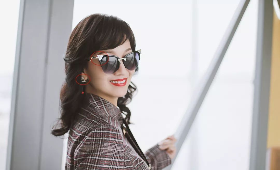 只戴墨镜算什么，赵雅芝用耳环配套更高级，65岁时髦感超过年轻人