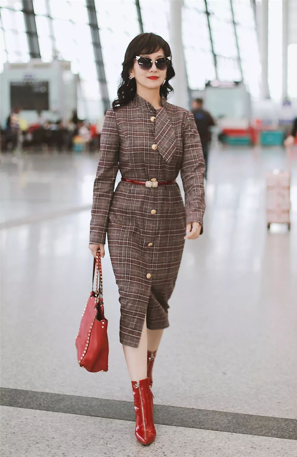 只戴墨镜算什么，赵雅芝用耳环配套更高级，65岁时髦感超过年轻人