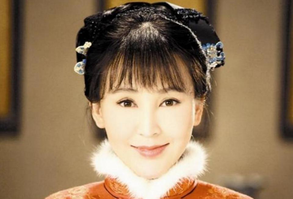 19岁出道仍不火，25岁“裸婚”嫁导演，今老公用一部戏捧她